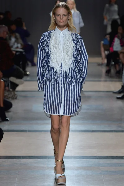 Look 16